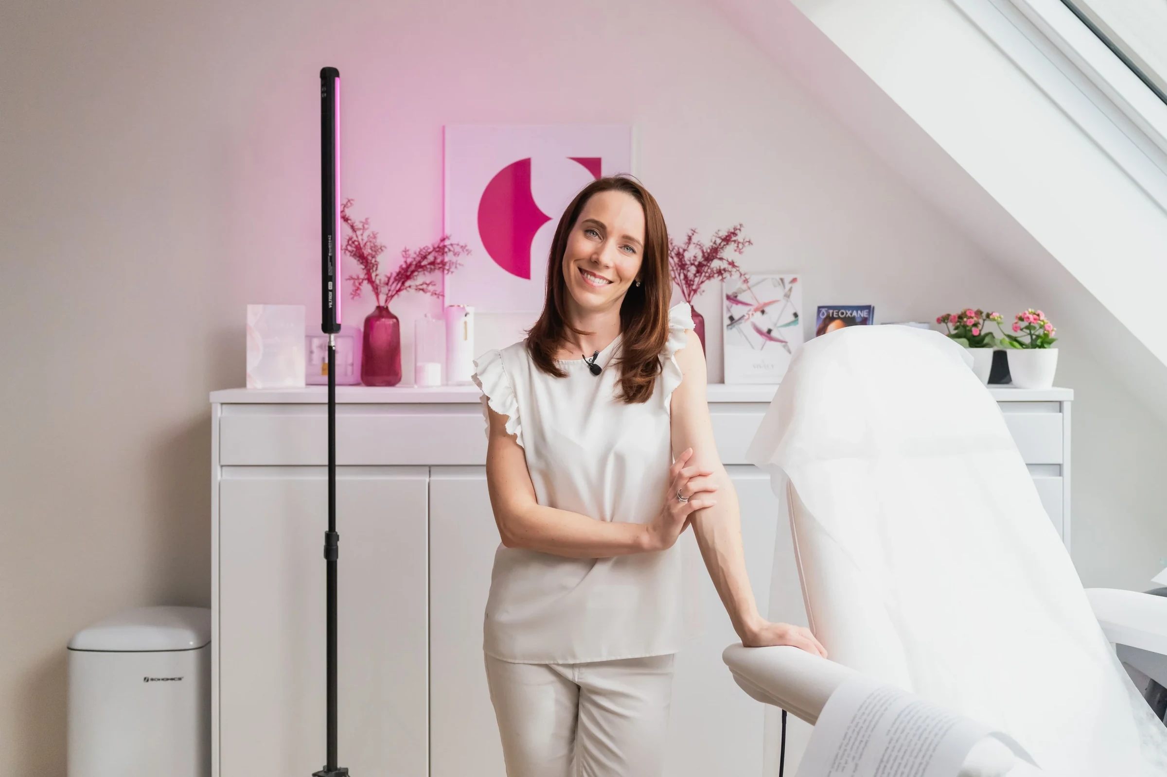 Dr. Nicole Egger in ihrer Ordination für Ästhetik und Lasermedizin in Wien