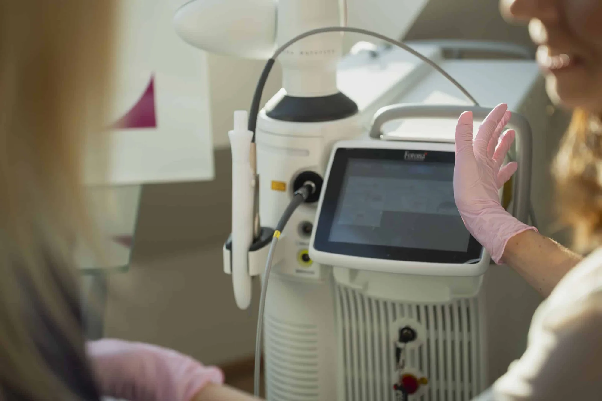 Laserbehandlung in der Ordination von Dr. Nicole Egger