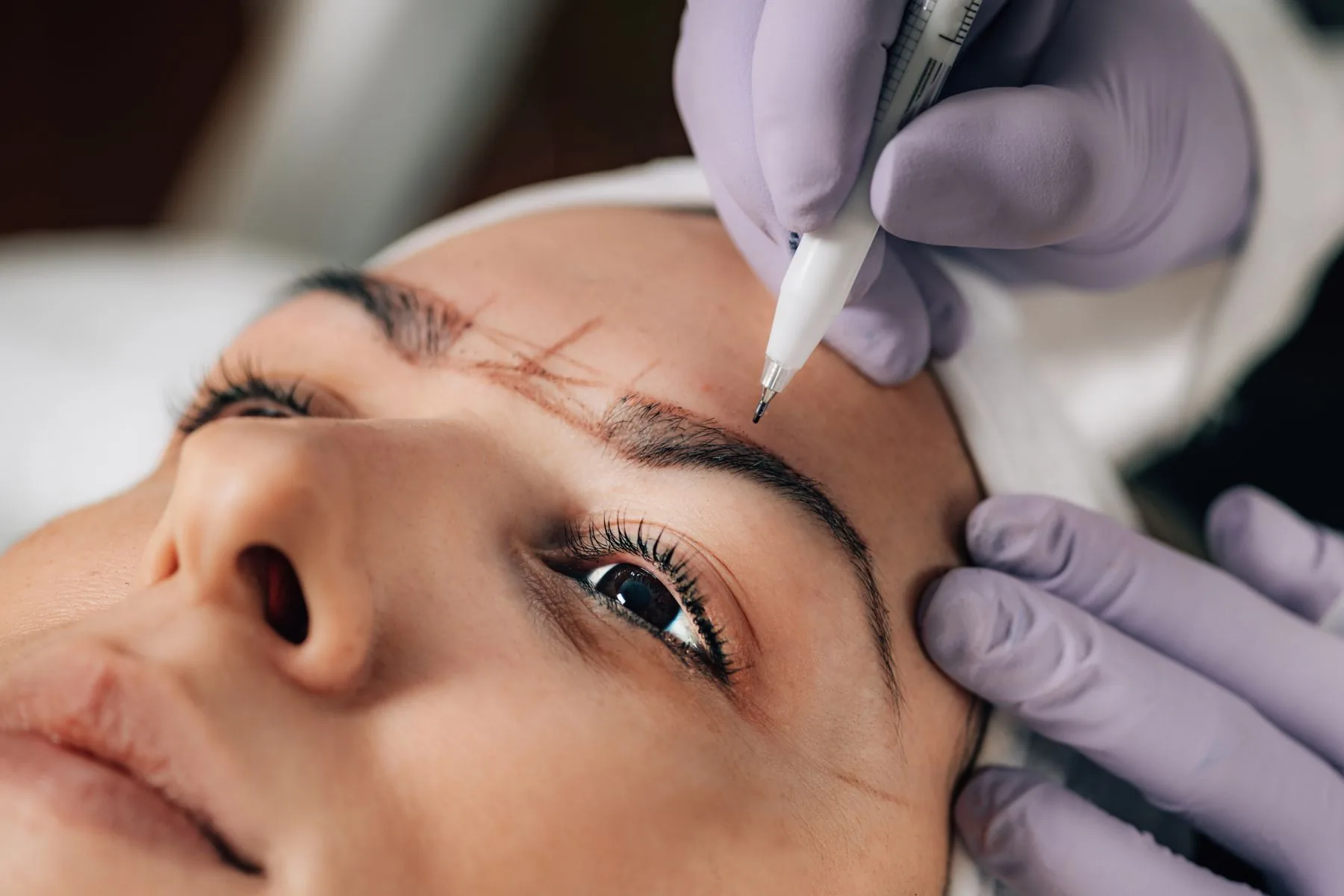 Permanent-Make-up-Behandlung der Augenbrauen in professioneller Umgebung