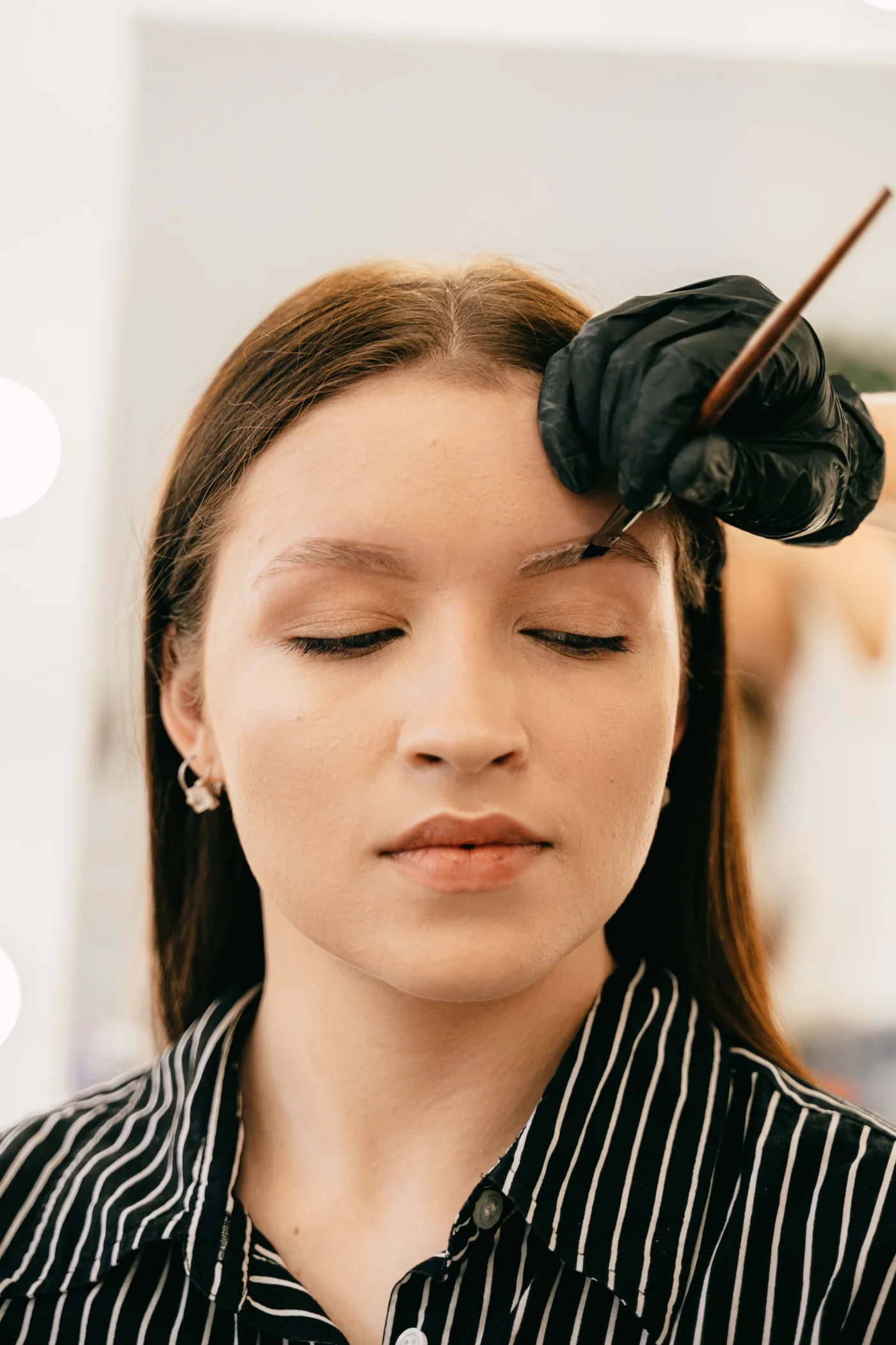 Vorzeichnung der Augenbrauenform vor der Permanent-Make-up-Behandlung